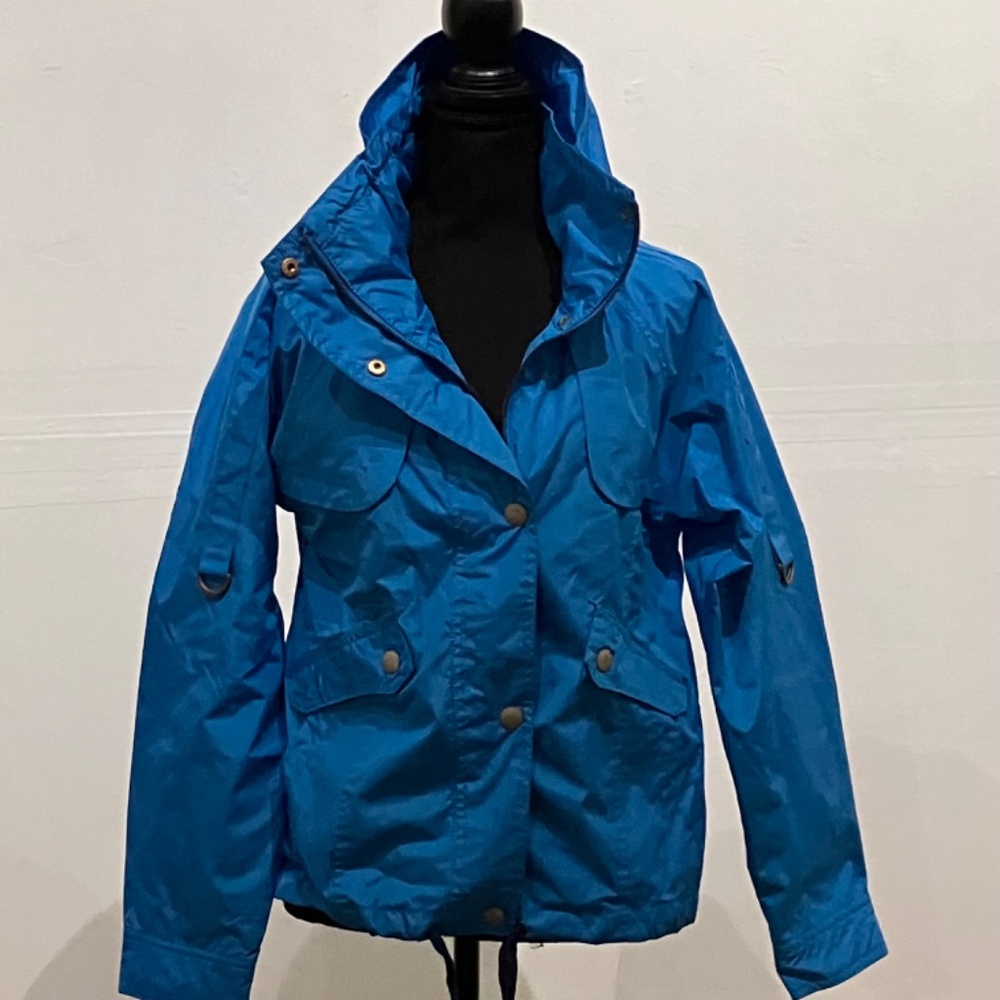 Pink envelopes, Crillion, blue windbreaker jacket - Picture 4 of 15